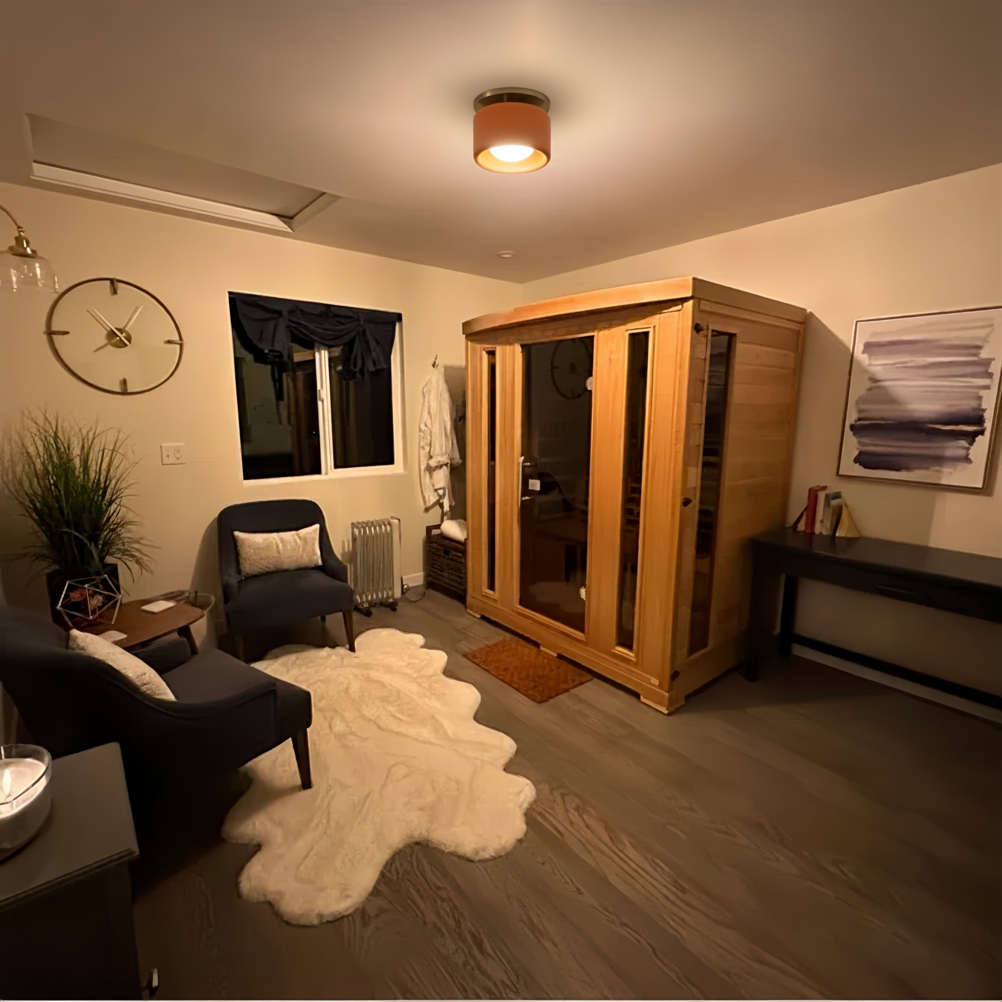 Kundenfoto mit orangefarbener Cerova Leuchte im Wohnraum