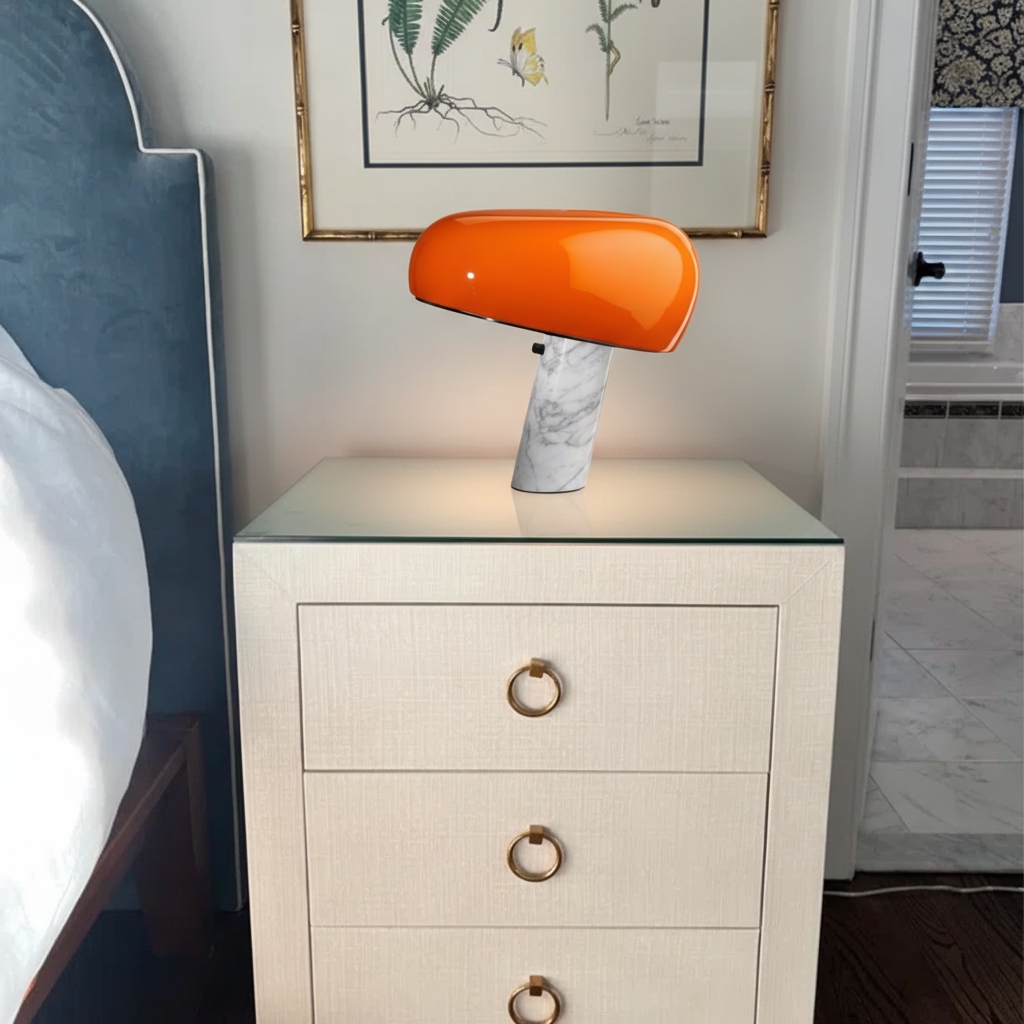 Kundenfoto der orangefarbenen Slantia Tischlampe auf einem Nachttisch