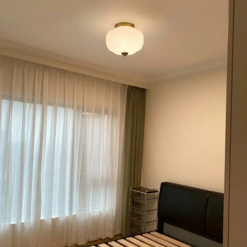 Kundenfoto der weißen Eloise Leuchte im Schlafzimmer