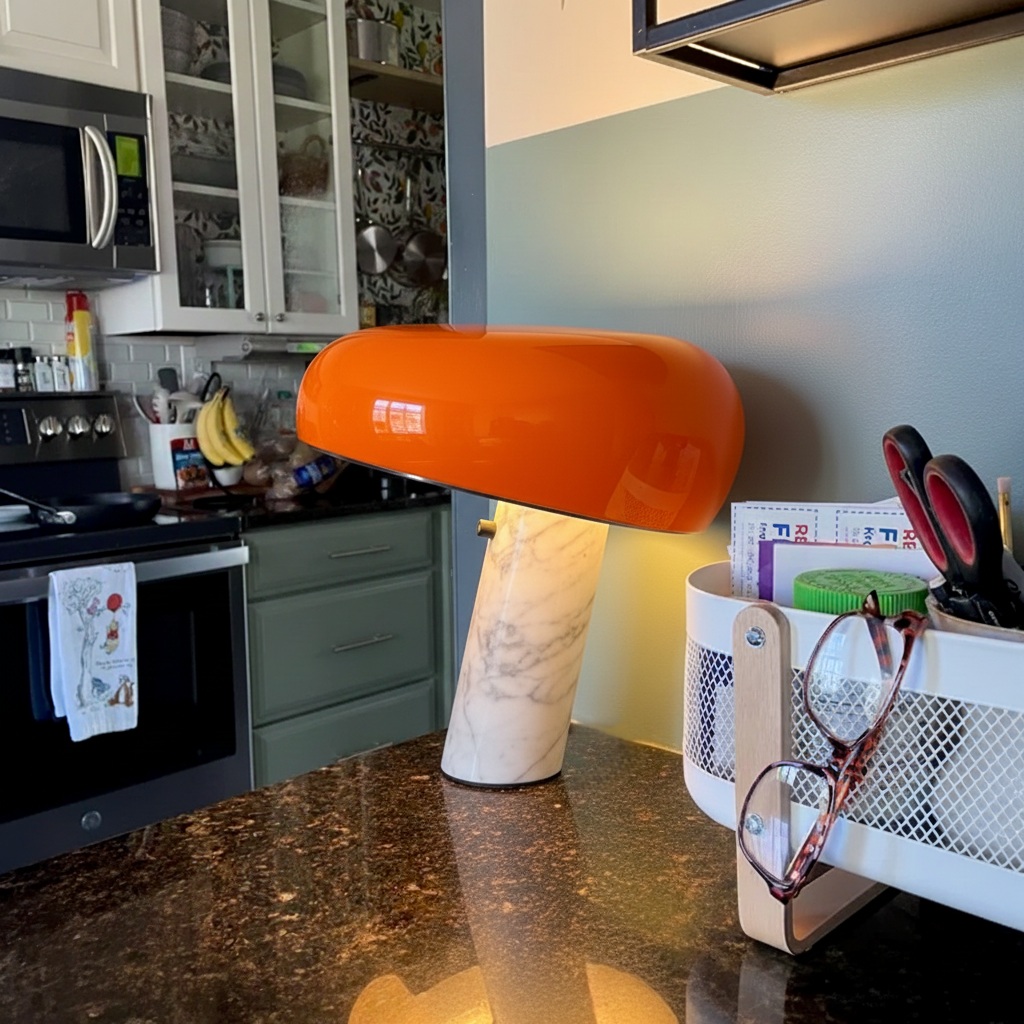 Kundenfoto der orangefarbenen Slantia Tischlampe w einer Küche