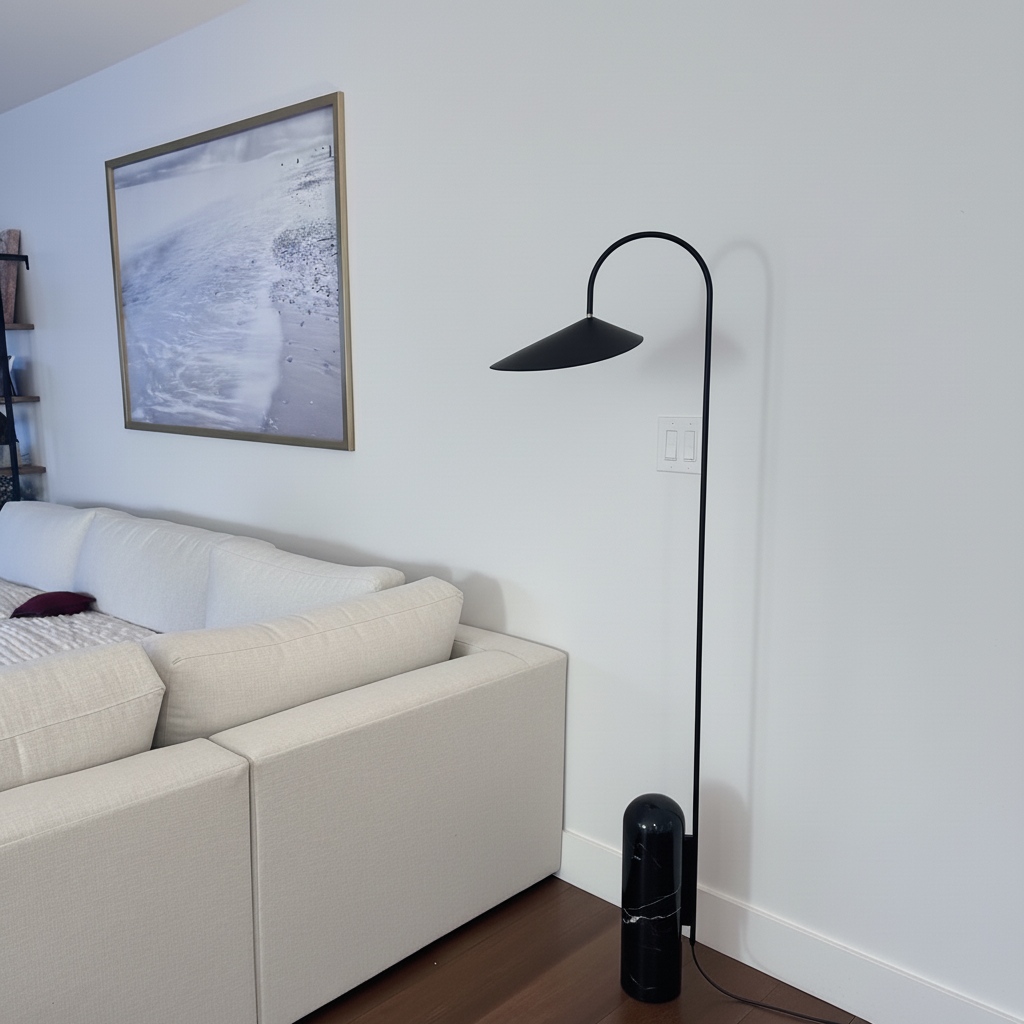 Kundenfoto der schwarzen Nulavo Stehlampe neben einem hellen Sofa