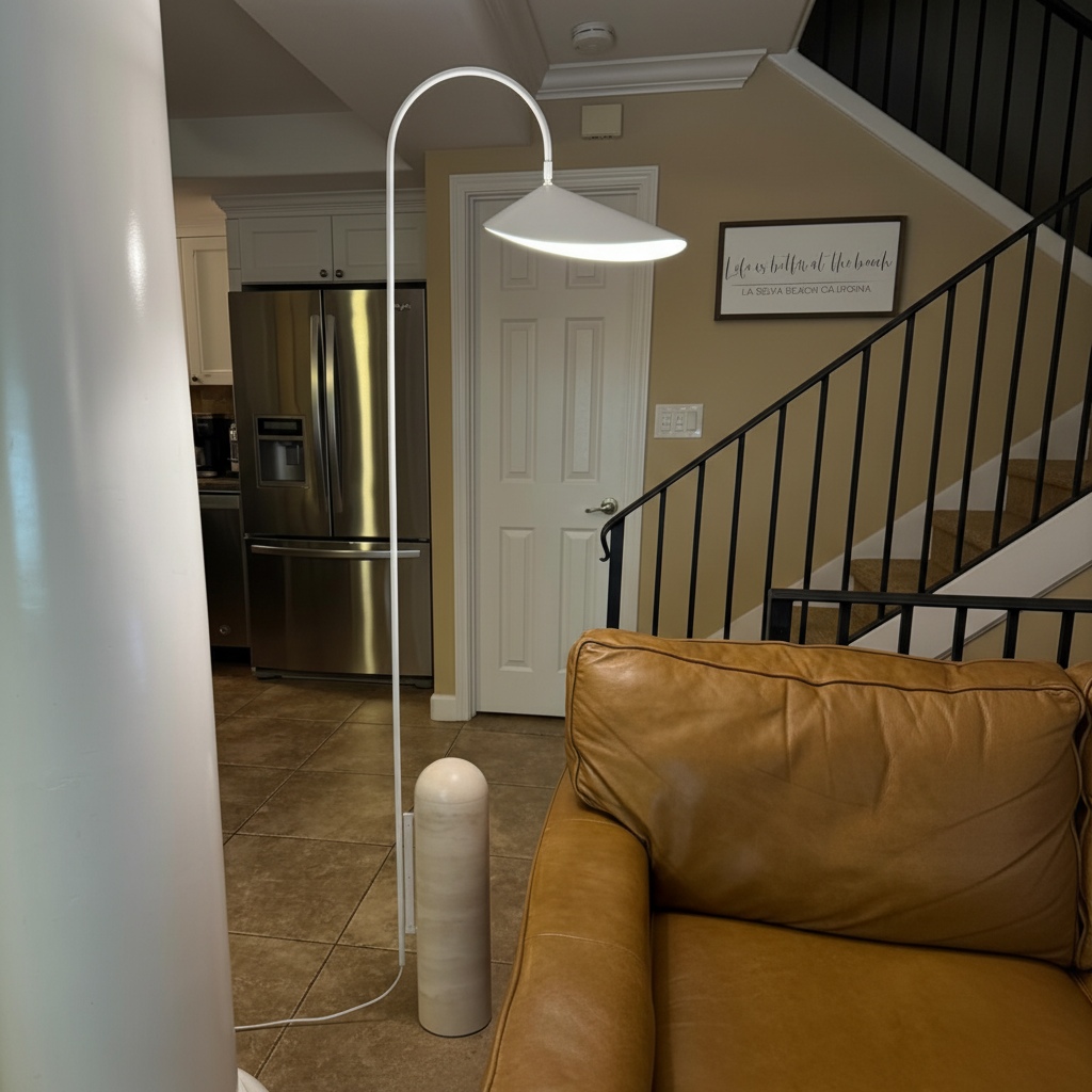 Kundenfoto der Nulavo Stehlampe neben einer Treppe