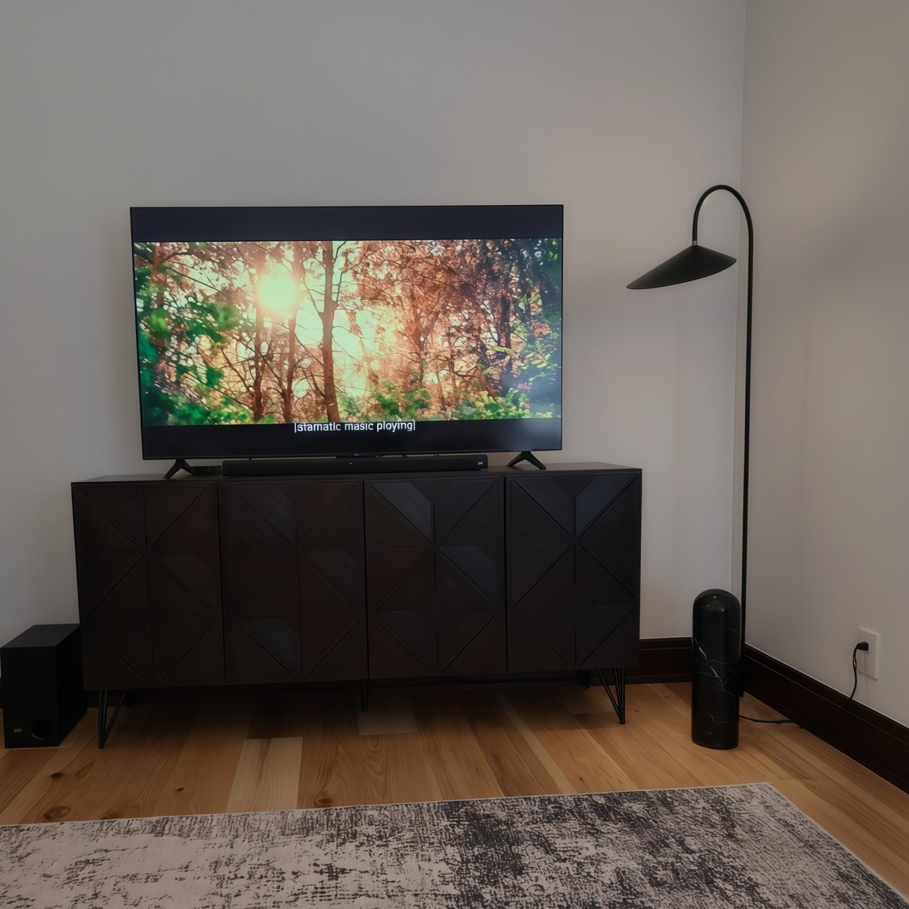 Kundenfoto der schwarzen Nulavo Stehlampe neben einem TV-Möbel