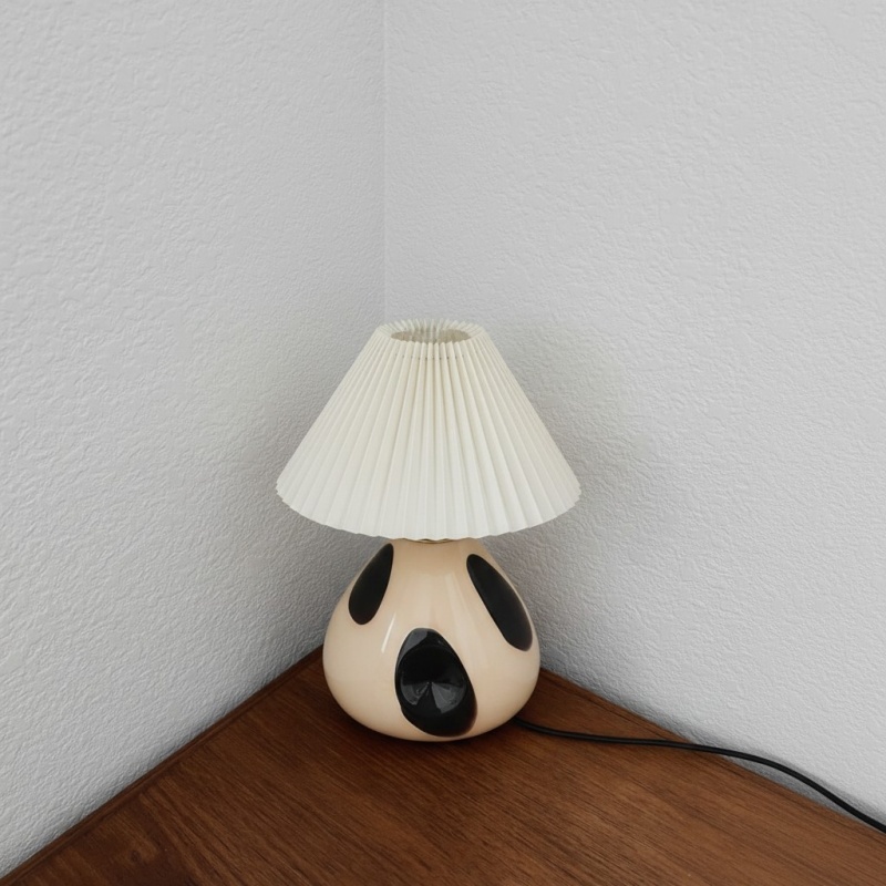 Kundenfoto der Undara Tischleuchte in einer Ecke