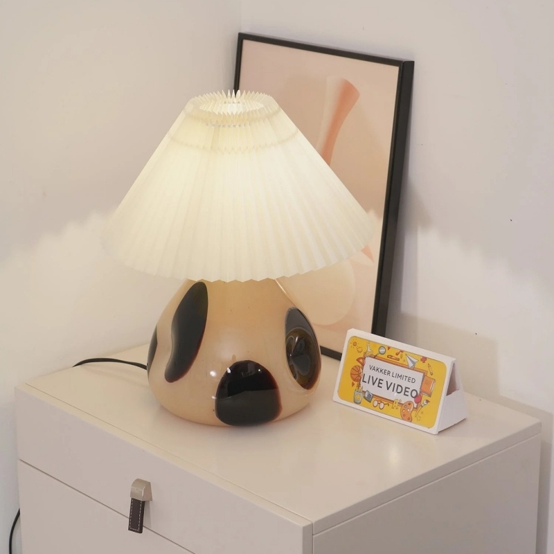 Kundenfoto der Undara Tischleuchte auf weißem Nachttisch