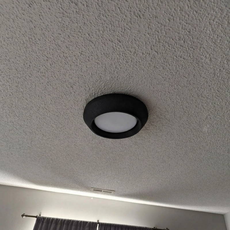 Kundenfoto der schwarzen Monocem Leuchte auf strukturierter Decke