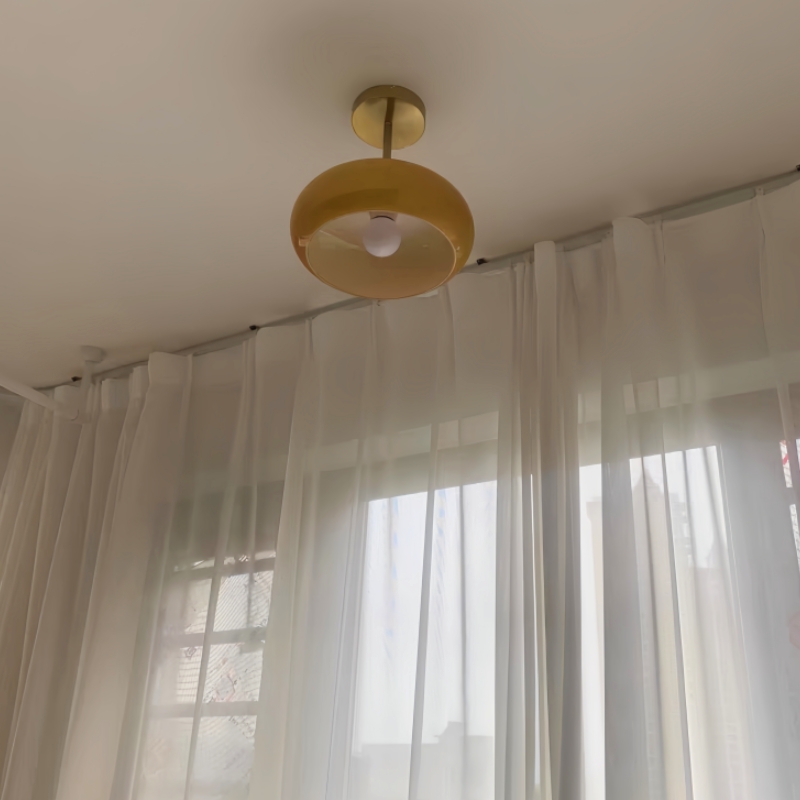 Kundenfoto der Bauvia Leuchte vor Vorhängen
