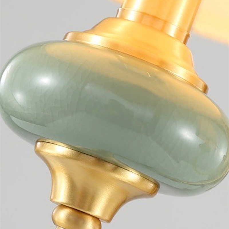 Detail der grünen Keramik und Metallfassung
