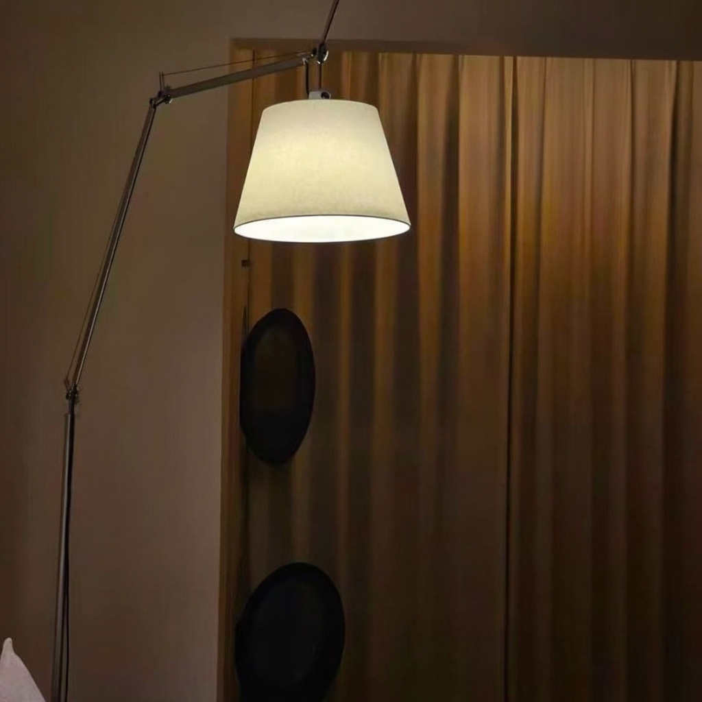 Kundenfoto mit eingeschalteter Tolomeo Mega Lampe