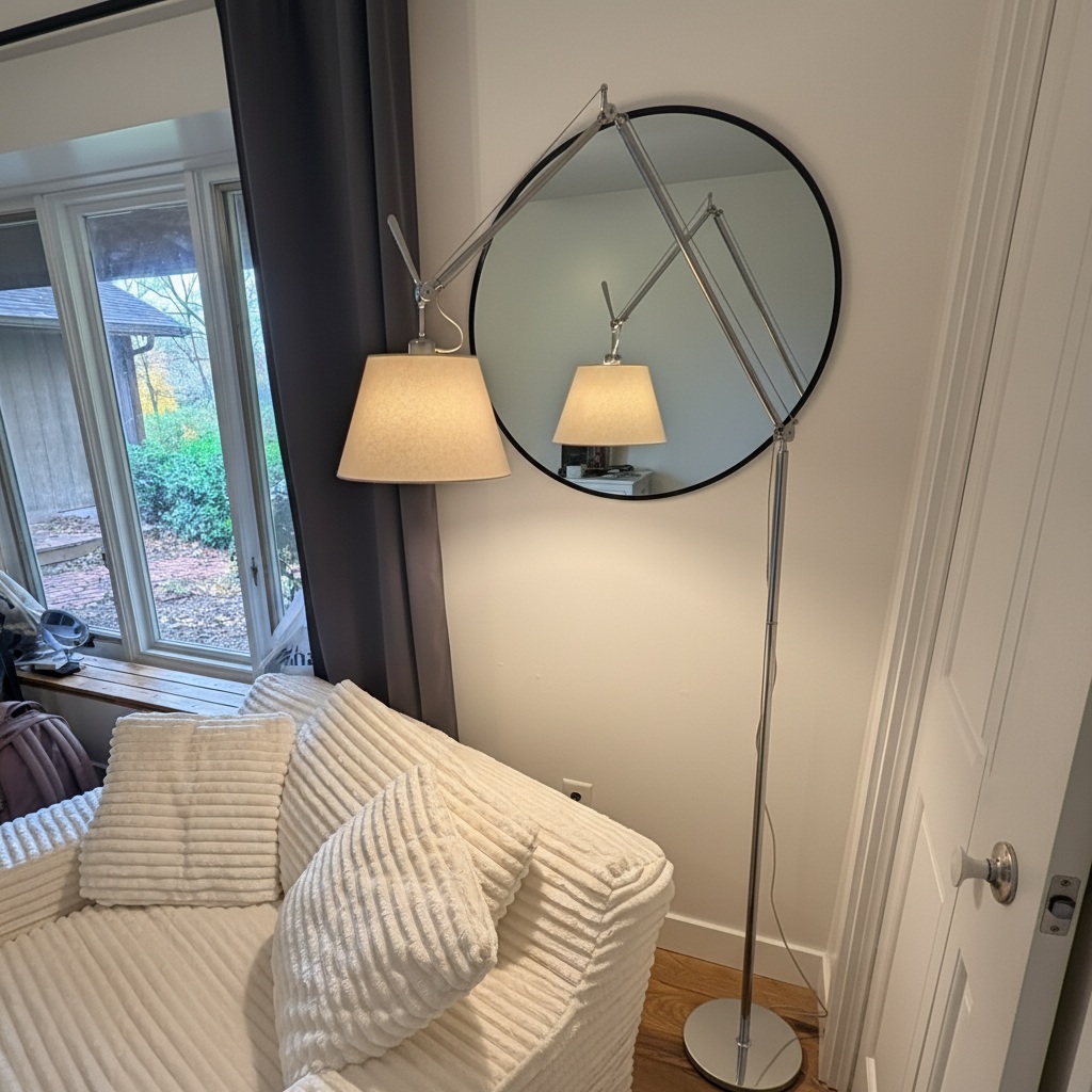 Kundenfoto mit Tolomeo Mega Lampe neben Sofa