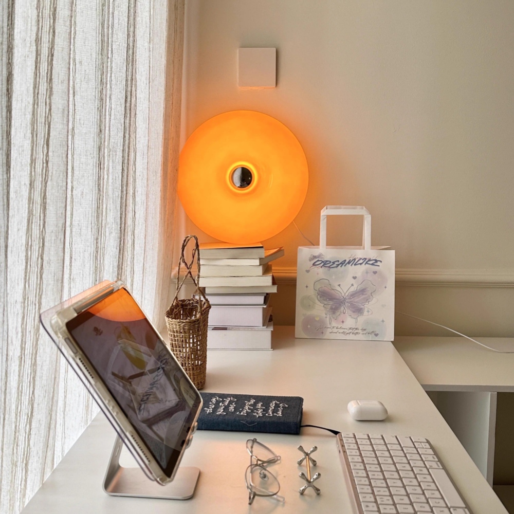 Kundenfoto der Donut-Wandleuchte am Schreibtisch