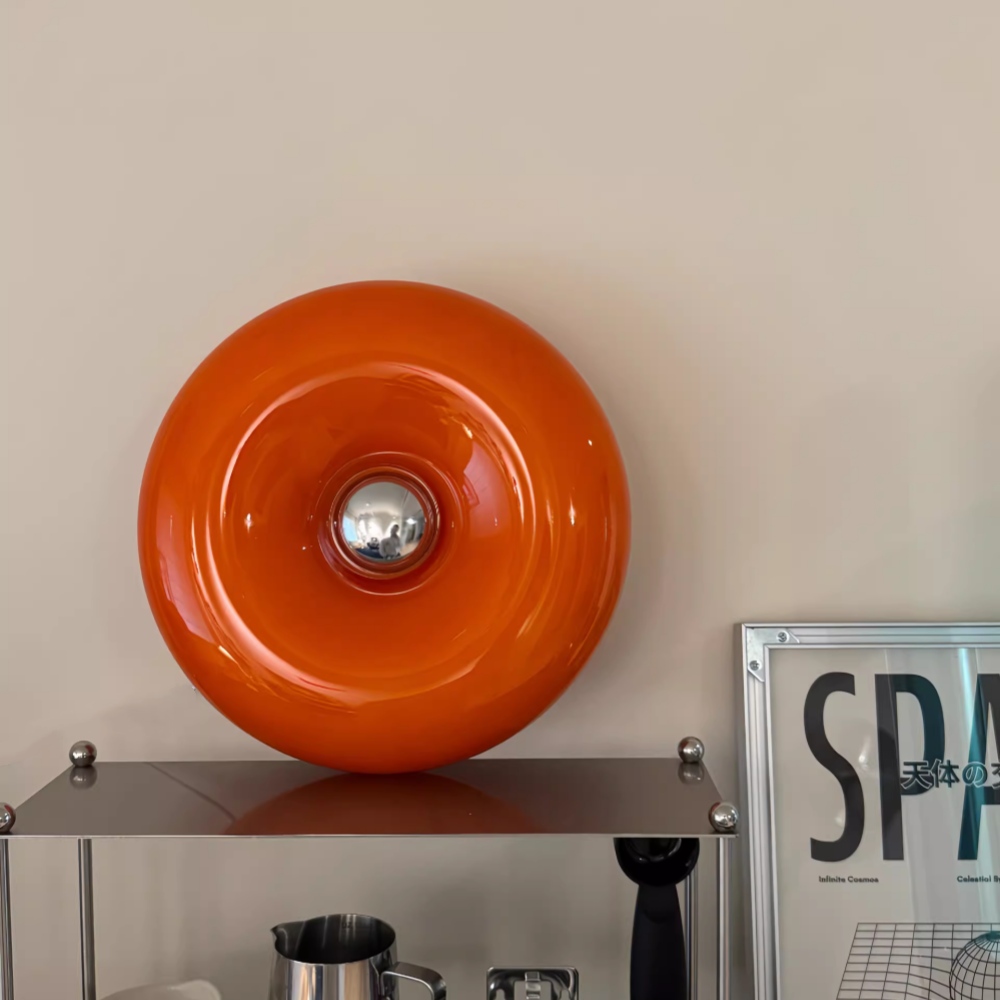 Kundenfoto der orangefarbenen Donut-Leuchte auf einem Regal