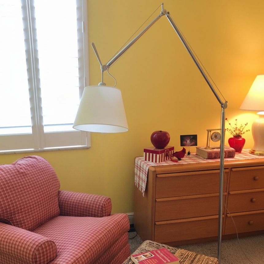 Kundenfoto mit Tolomeo Mega Lampe im farbigen Zimmer
