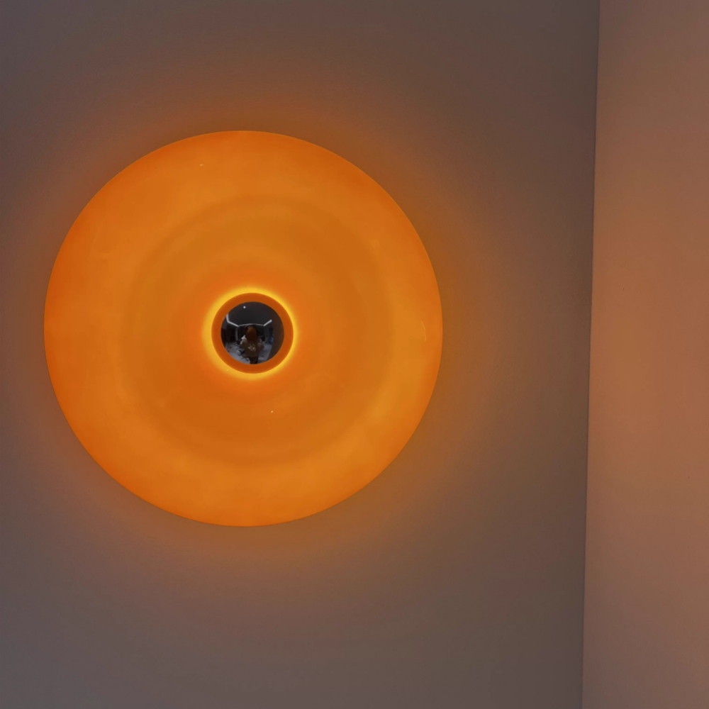 Kundenfoto der Donut-Wandleuchte mit warmem Lichtschein