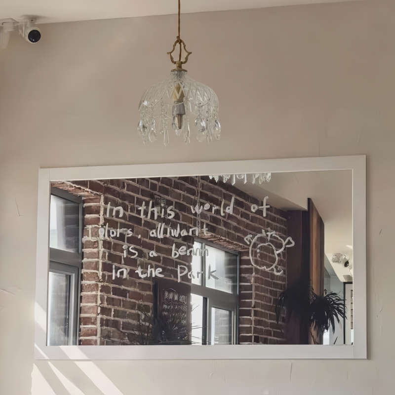 Kundenfoto der Norivo Pendelleuchte vor einem Wandbild