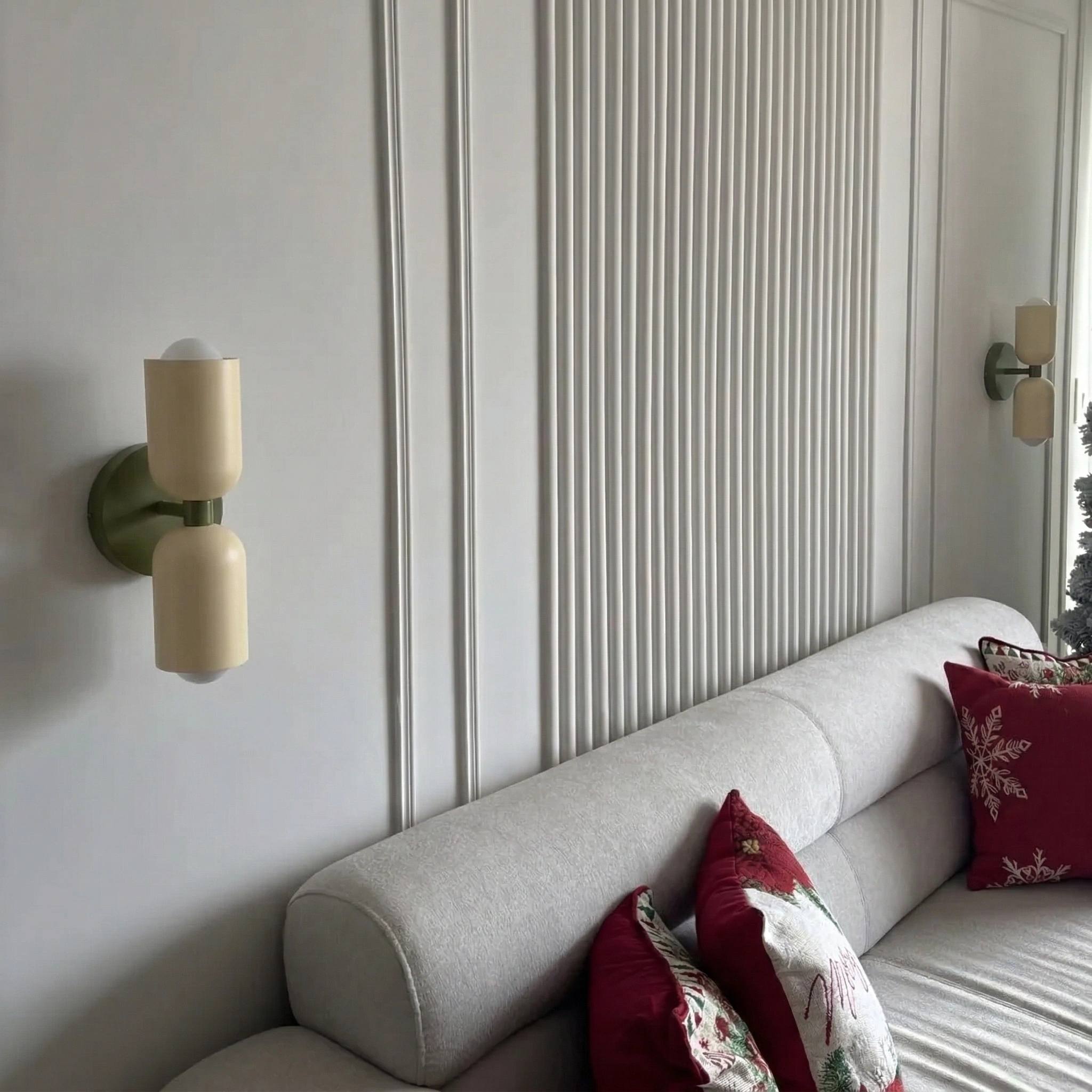 Kundenfoto Symra neben Sofa