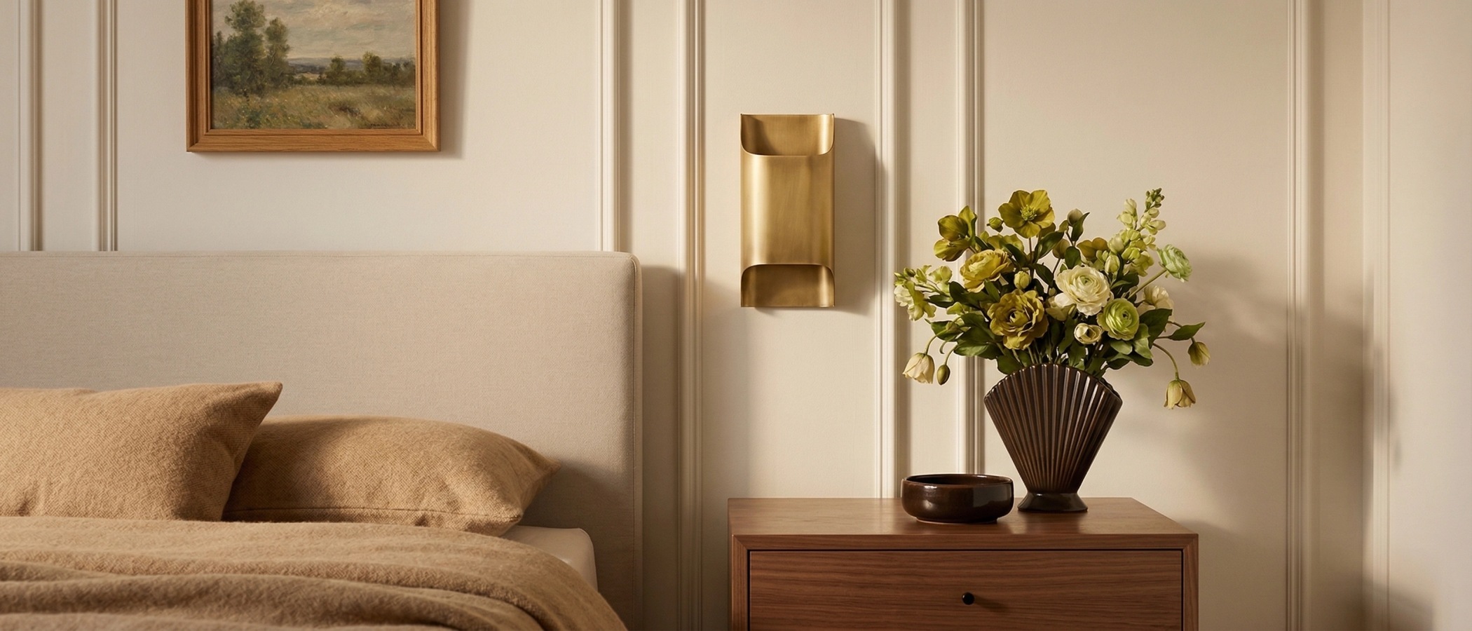 Sconique Messing-Wandleuchte in einem Schlafzimmer