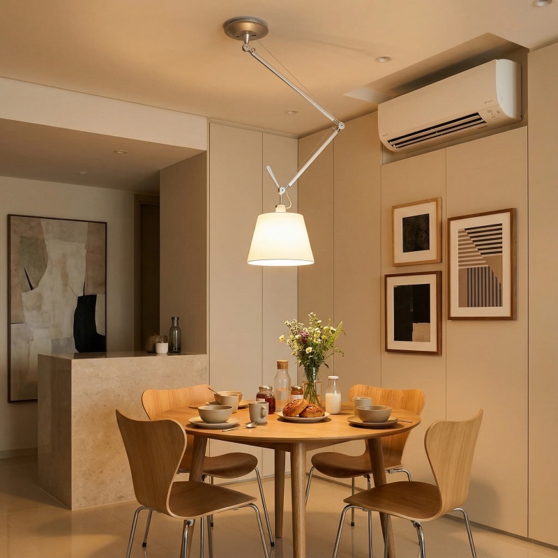 Tolomeo Lampe in warmem Esszimmer