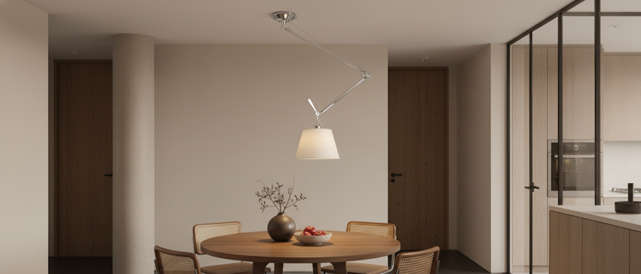 Tolomeo Deckenlampe über einem Esstisch