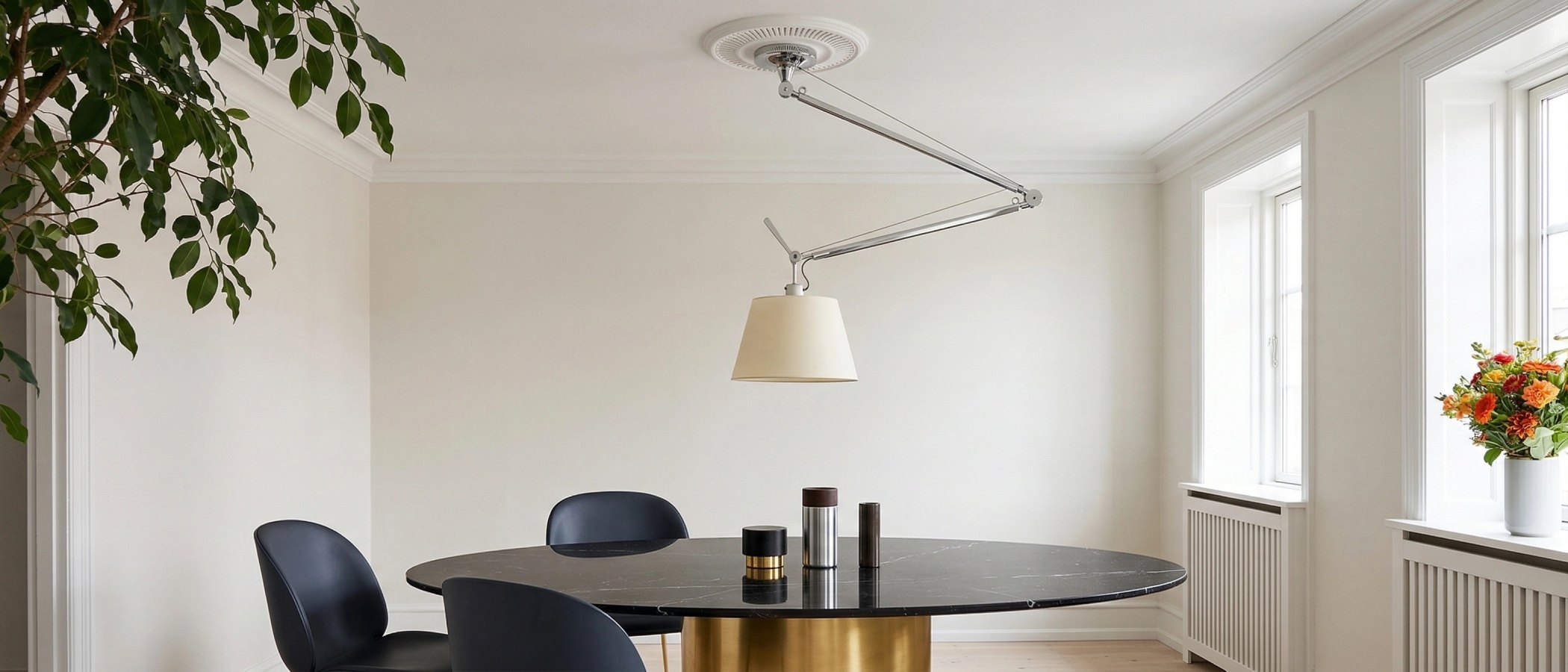 Tolomeo Deckenlampe in einem hellen Essbereich