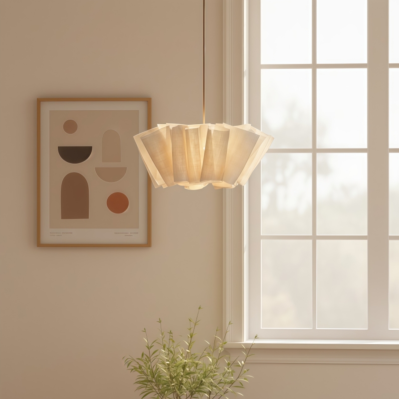 Nordic Pleated Fabric Pendant Light in hellem Raum