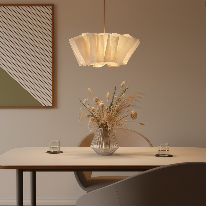 Nordic Pleated Fabric Pendant Light über Tisch