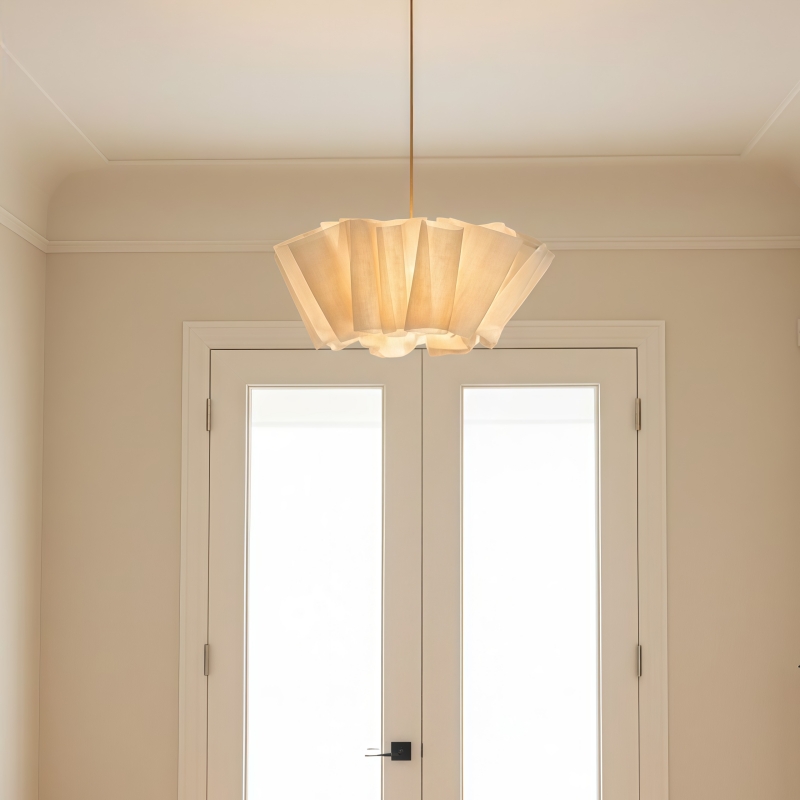 Nordic Pleated Fabric Pendant Light am Fenster
