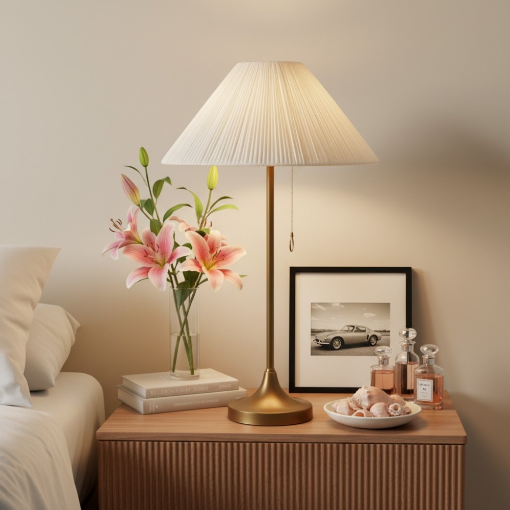 Beleuchtete Blossine Tischlampe am Bett