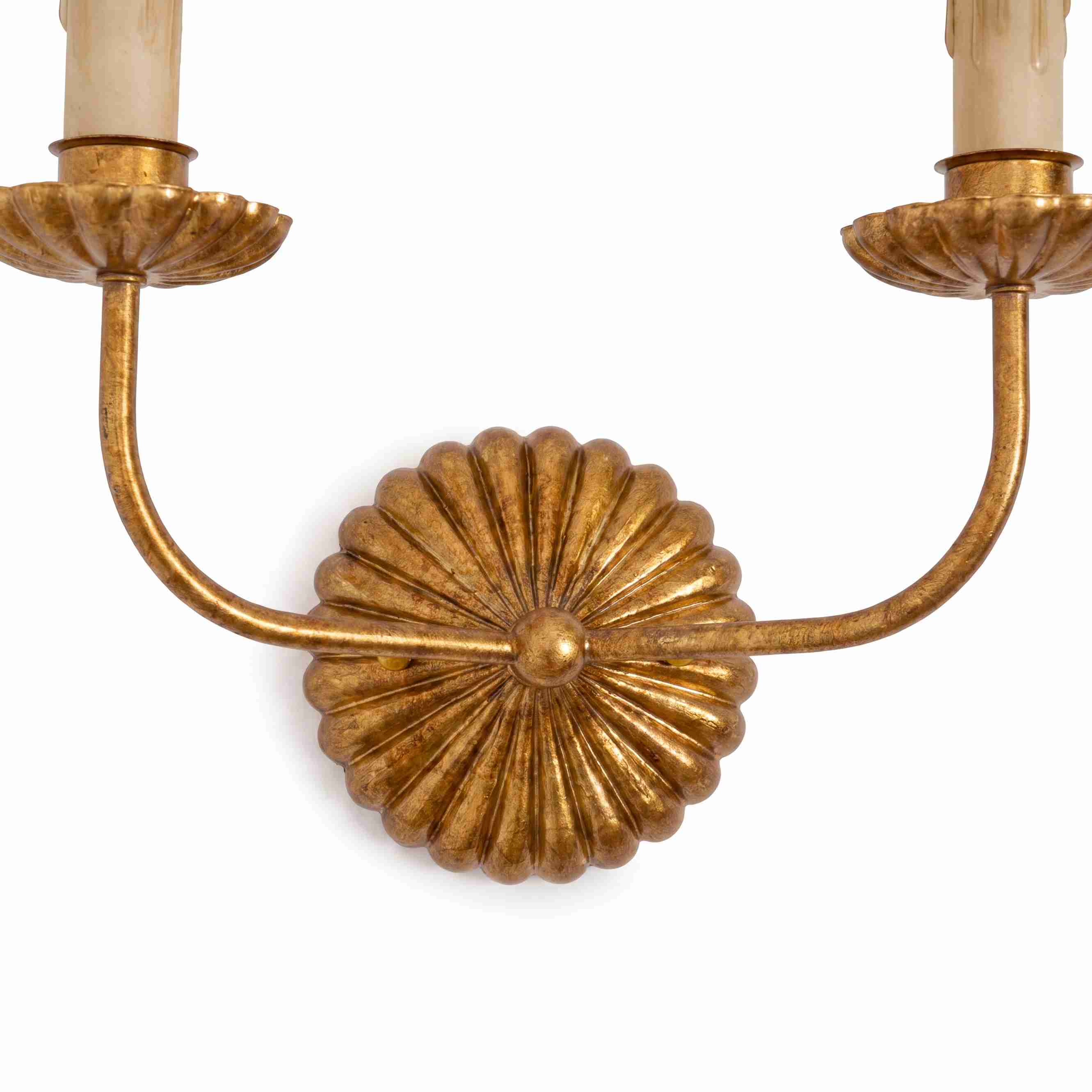 Nahaufnahme des goldfarbenen Lampenarms
