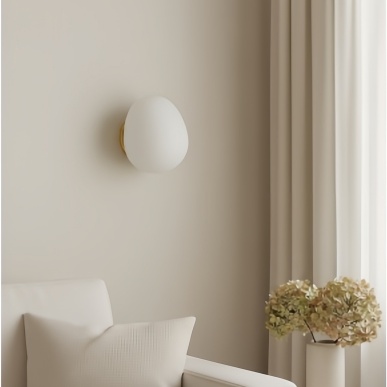 Gregg Leuchte als Wandlicht neben einem Sofa
