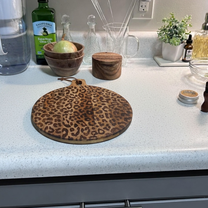 Kundenfoto mit rundem Leopard-Holzbrett auf Arbeitsplatte