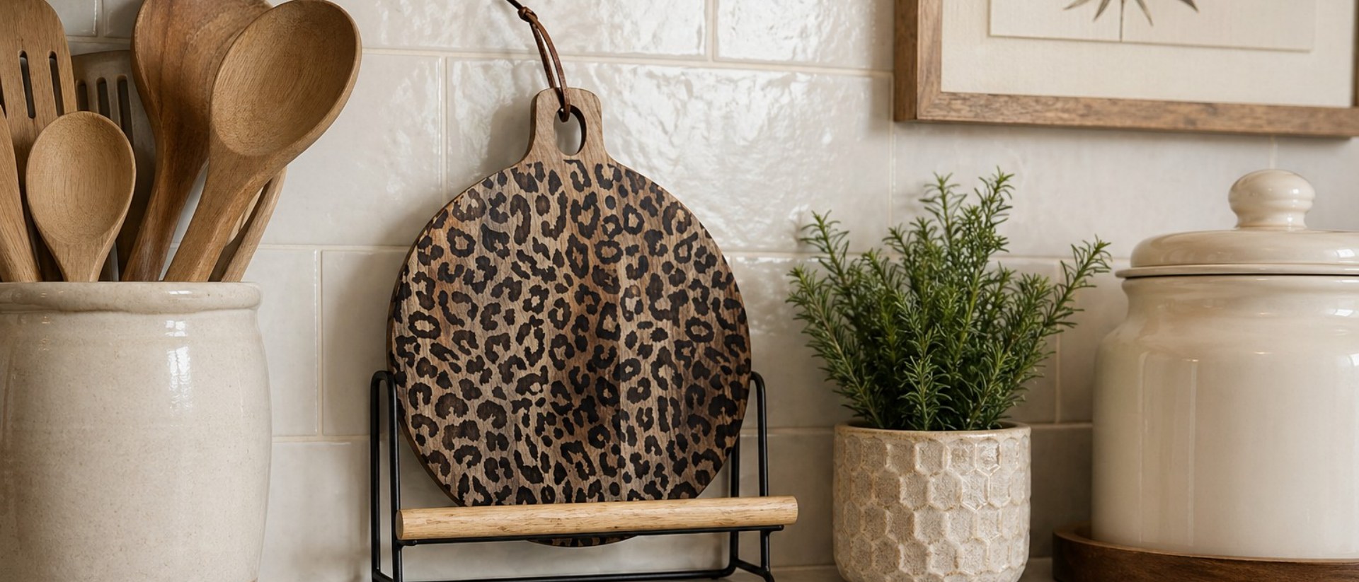 Leopard-Holzbrett in einer Wohnszene
