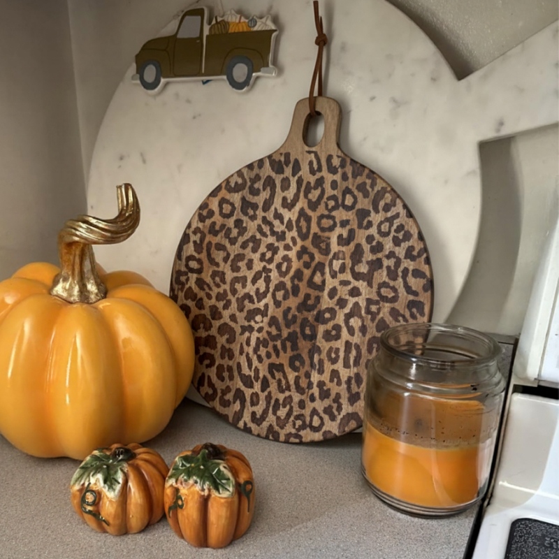 Kundenfoto mit Leopard-Holzbrett und Herbstdekoration