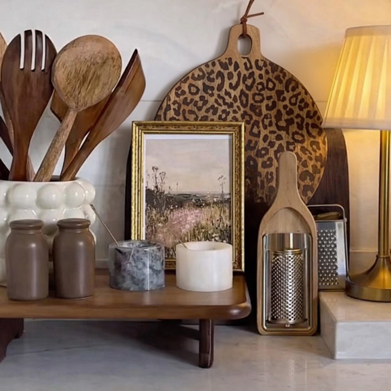Kundenfoto mit Leopard-Holzbrett auf einem Sideboard