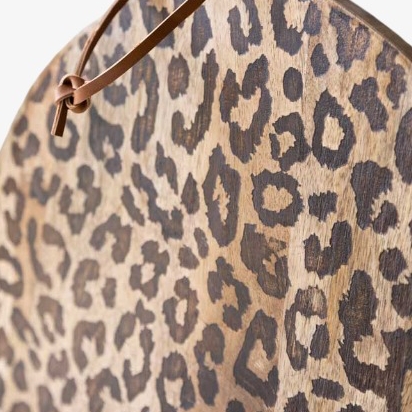 Leopardmuster und Lederband im Detail