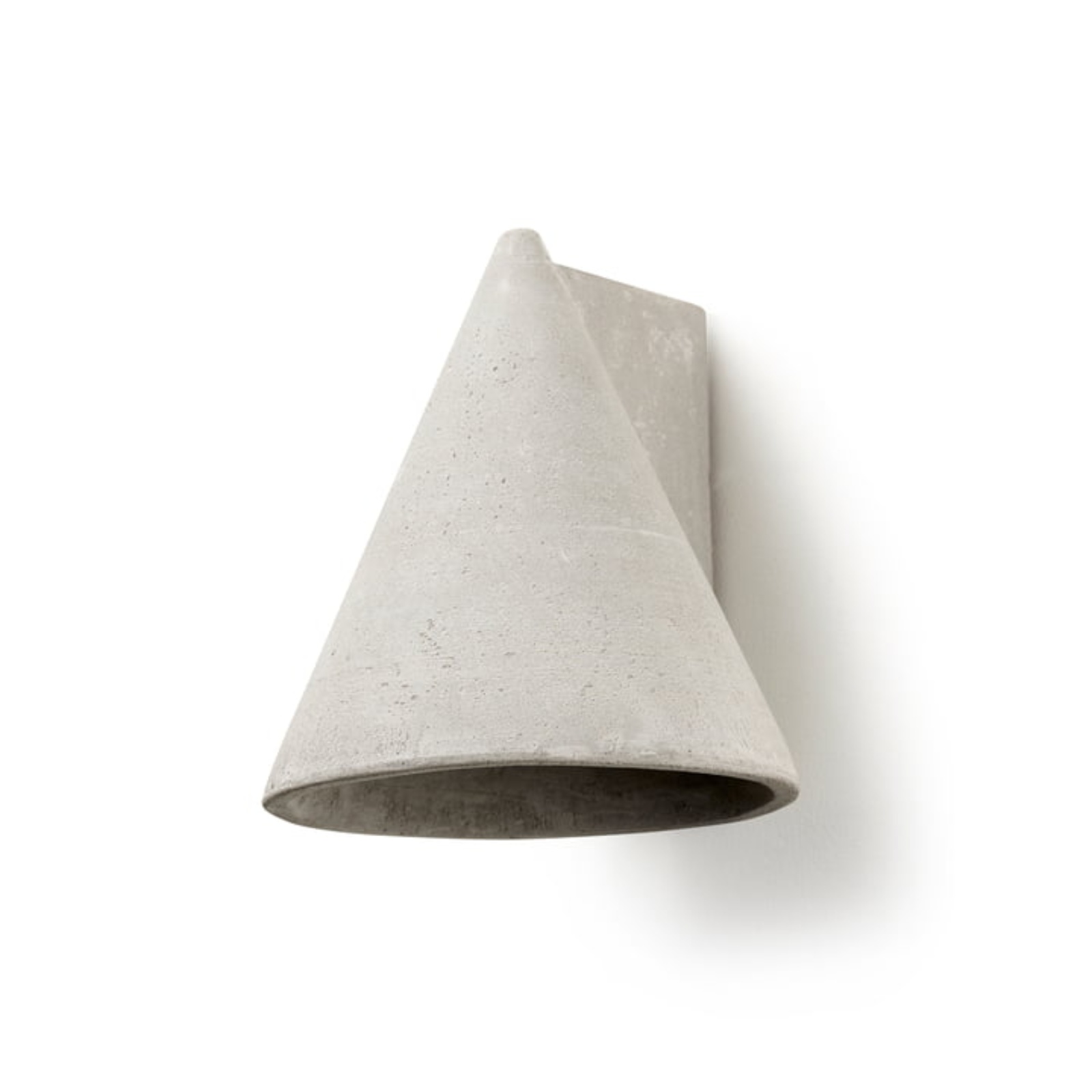 Frontansicht der konischen Beton-Wandleuchte