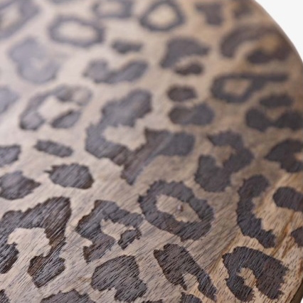 Nahaufnahme der Holzmaserung mit Leopardmuster