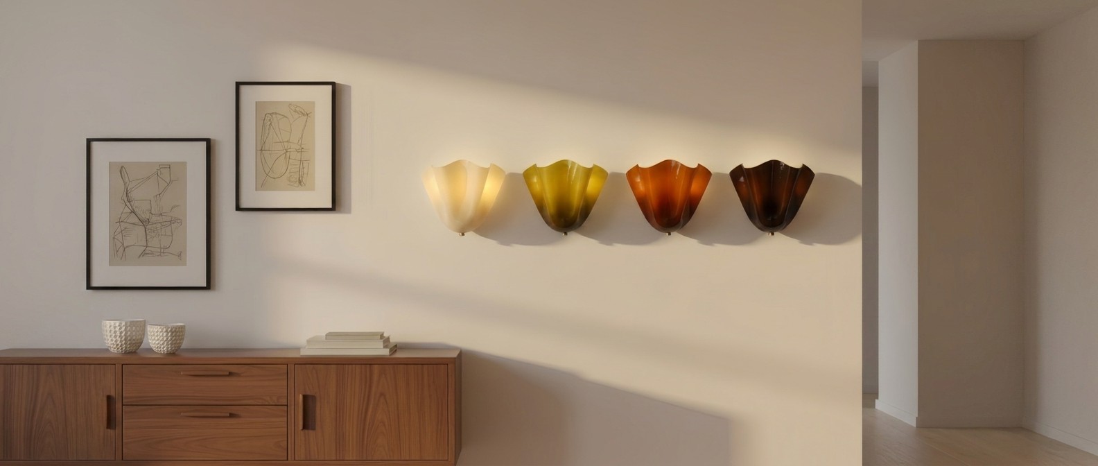 Bellina Wandleuchten in verschiedenen Glasfarben in einem Wohnbereich