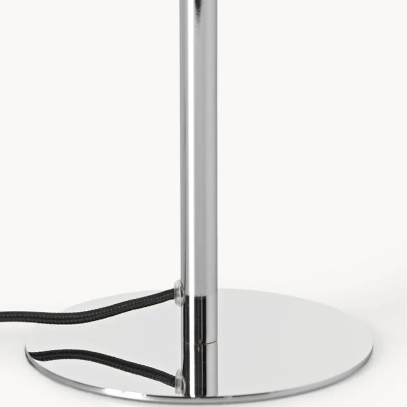 Chromfuß und Kabel der Tischlampe