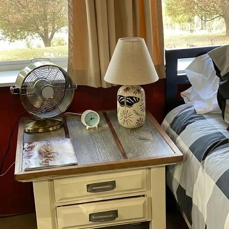 Kundenfoto der Ceruna Tischlampe neben einem Bett