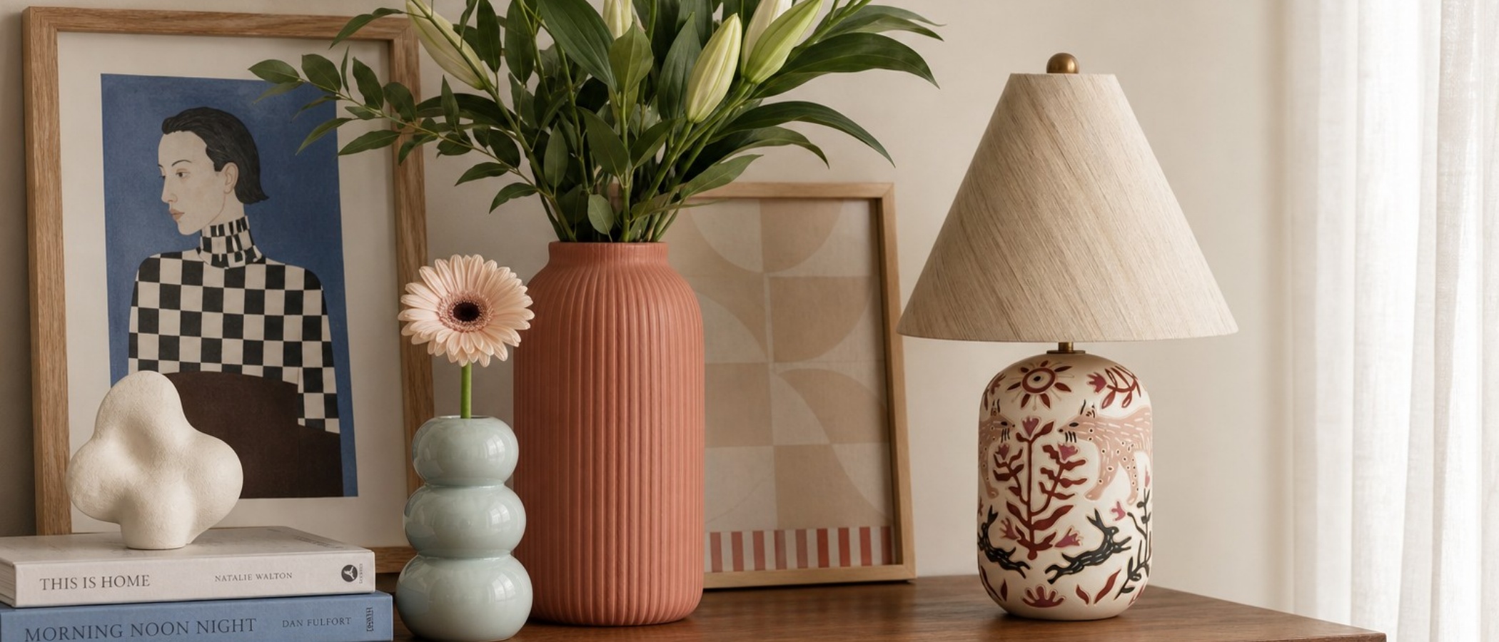 Ceruna Keramik-Tischlampe in einer wohnlichen Dekoration mit Vase und Bilderrahmen