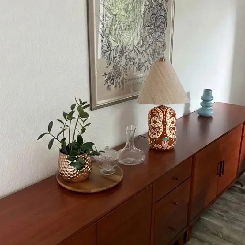 Kundenfoto der Ceruna Tischlampe auf einer Kommode
