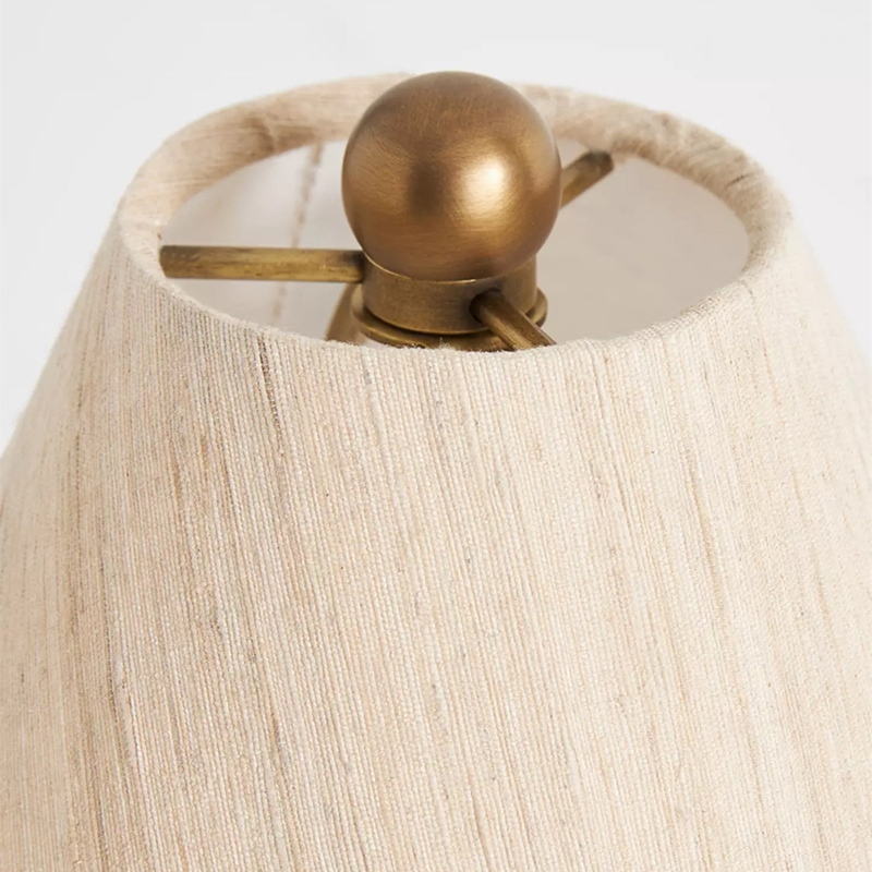 Detailaufnahme des Leinenschirms und Messingabschlusses