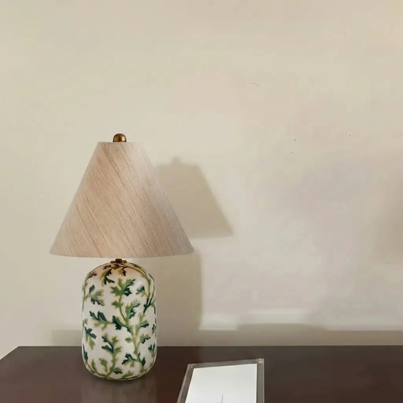 Kundenfoto der grünen Ceruna Tischlampe auf einem Tisch