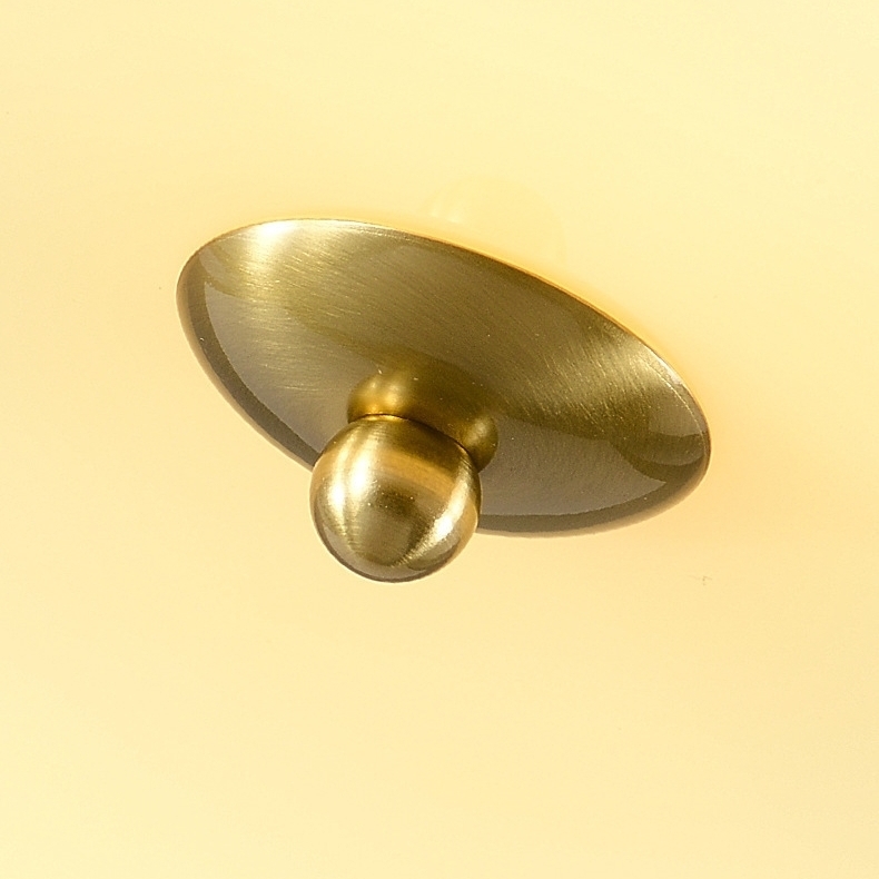 Metallknopf Detail der Opalix Deckenleuchte