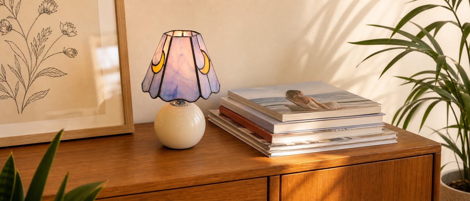 Stellum Tischlampe auf einer Holzkommode