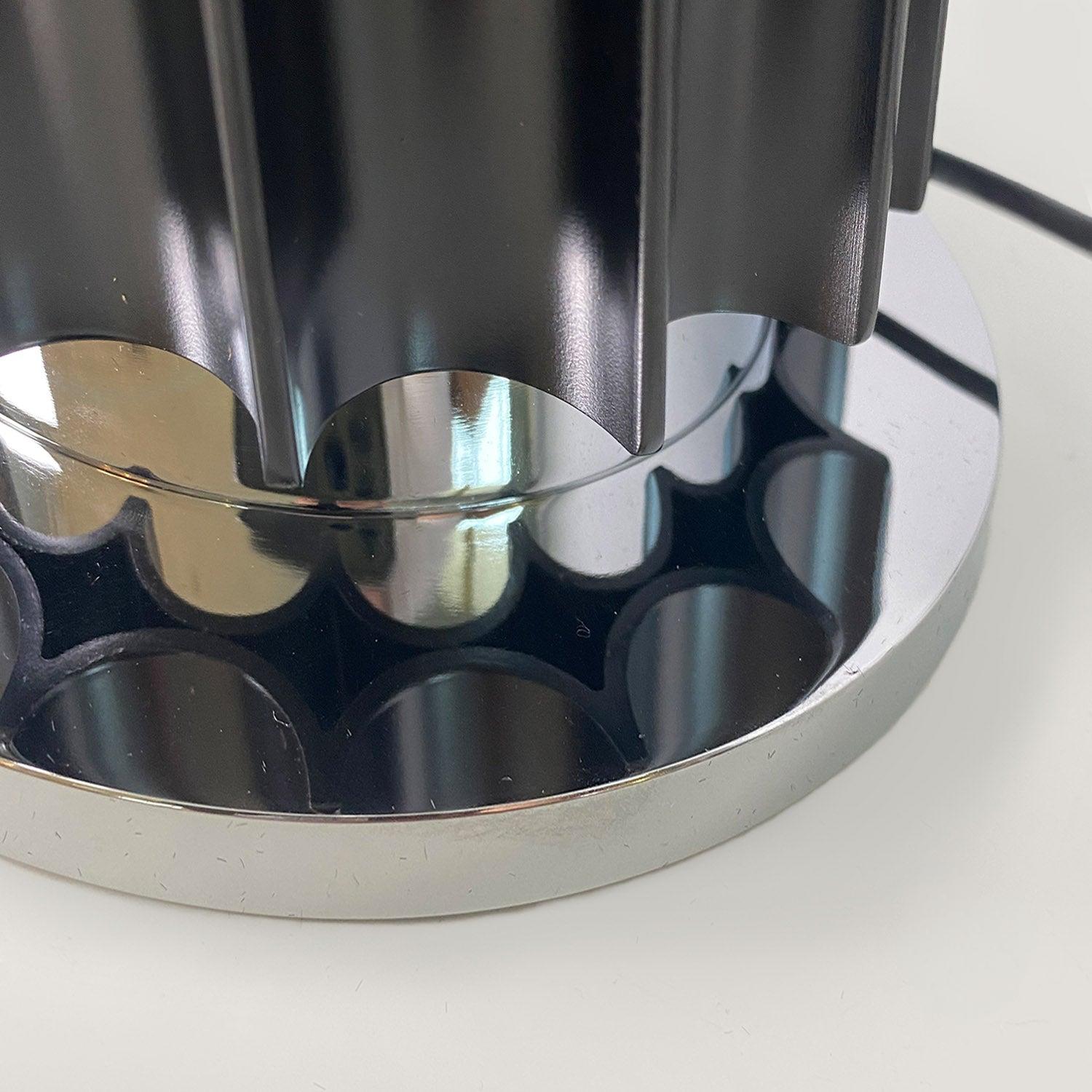 Metallfuß der Taccia Tischleuchte im Detail