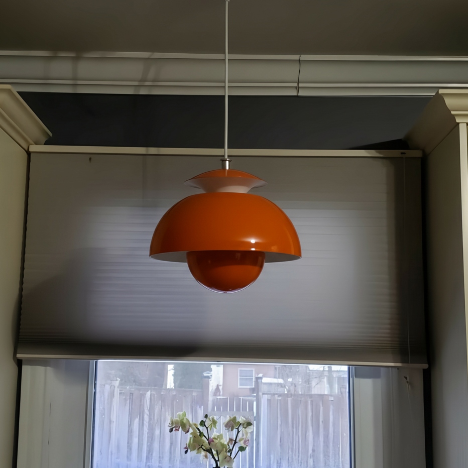 Kundenfoto der orangefarbenen Orin Pendelleuchte