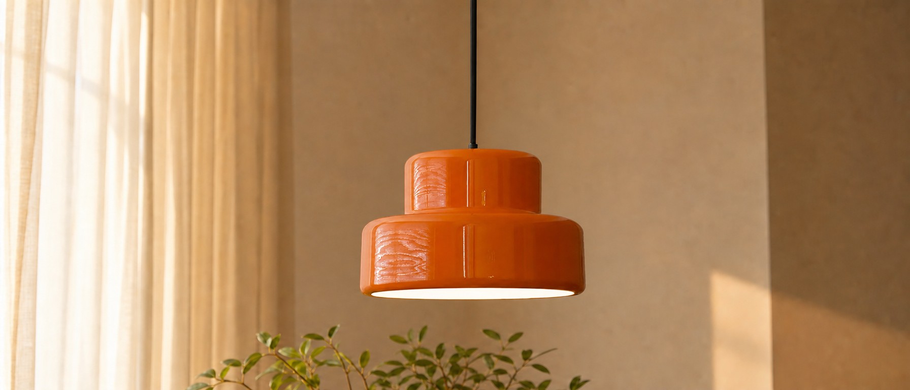 Warme orange Pendelleuchte in einer Wohnszene