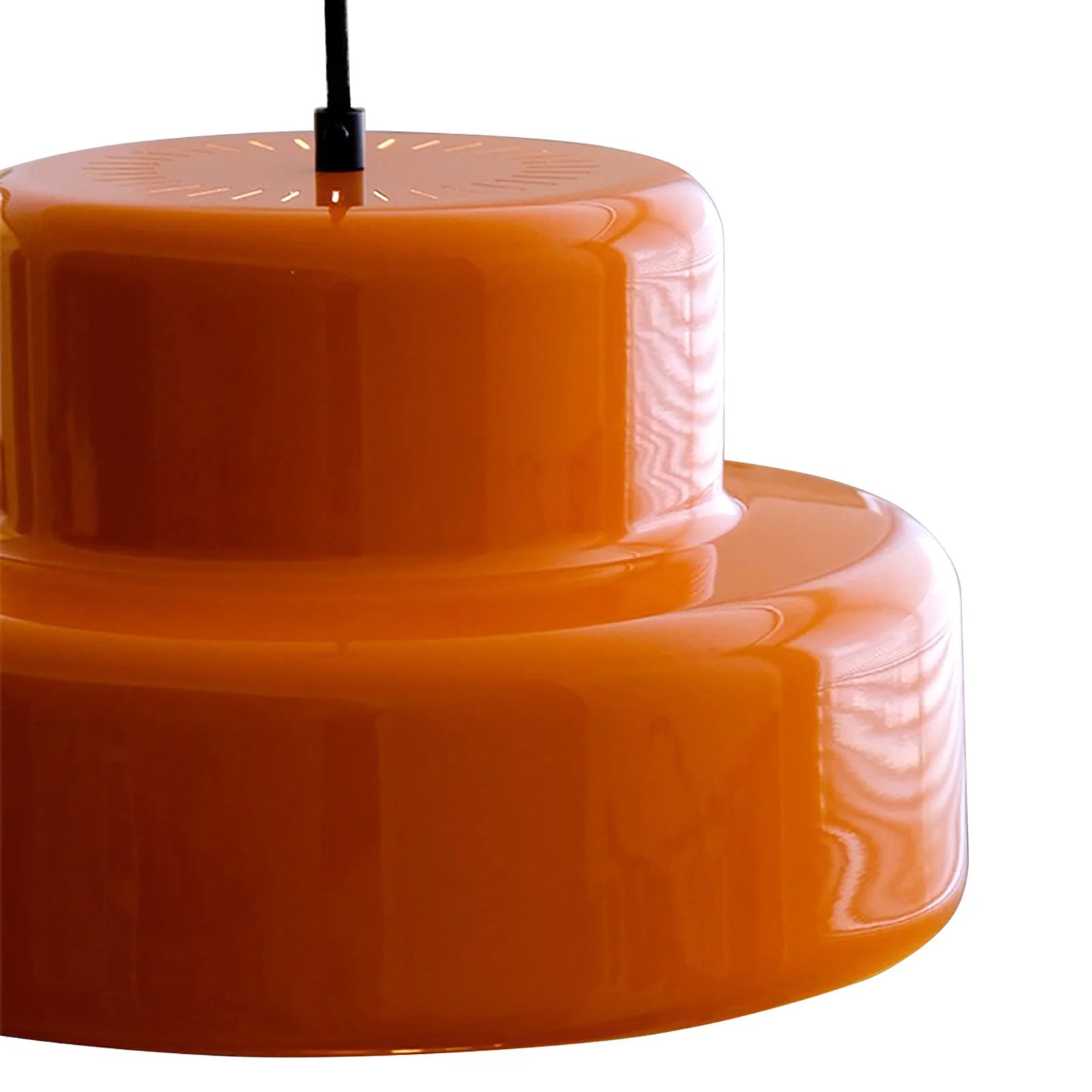 Glänzende orange Oberfläche der Pendelleuchte